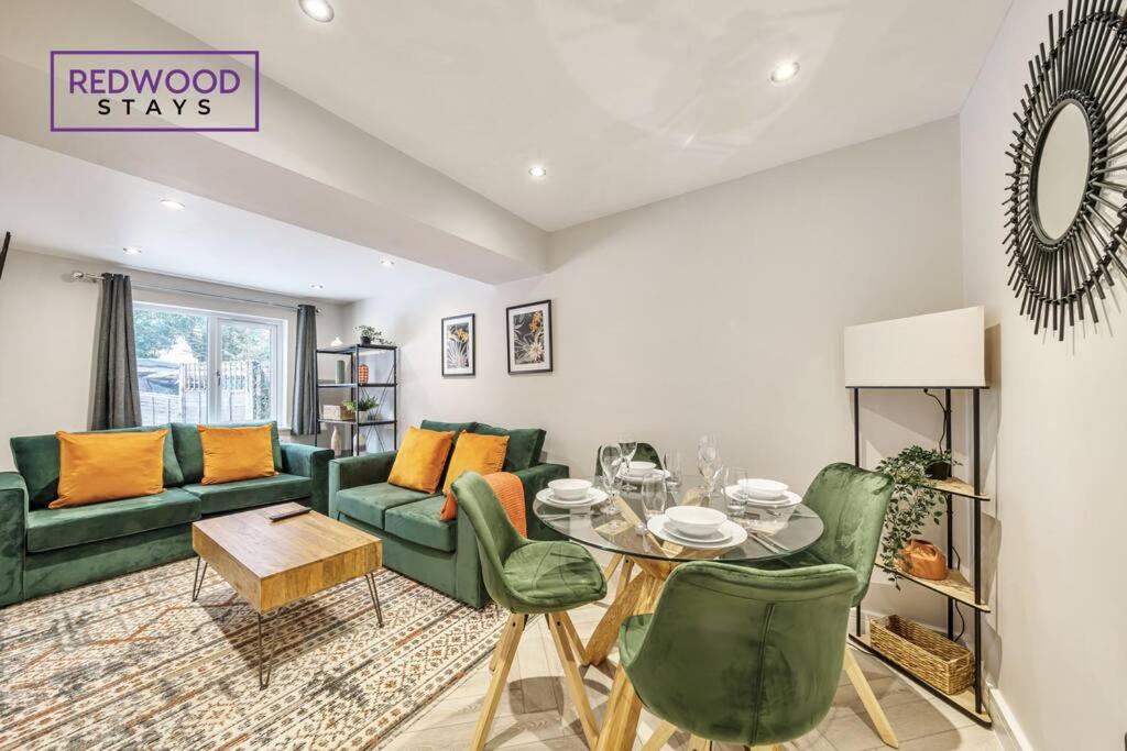 Huge 5 Bed 3 Bath House For Contractors & Families, 2X Free Parking, Free WiFi & Netflix By Redwood Stays - Chambres d'hôtes Farnborough