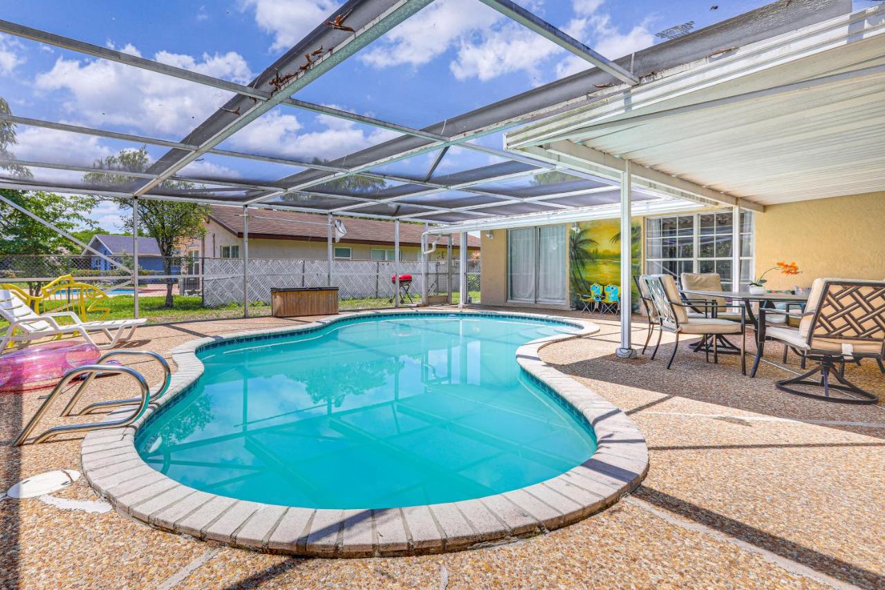 2 Mi to Downtown WPB Home with Patio and Pool! - B&B West Palm Beach