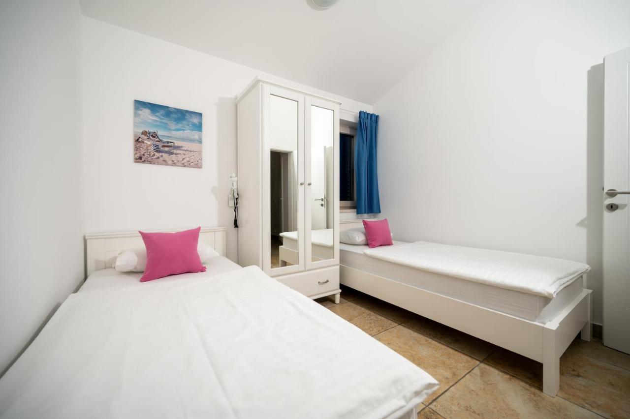Apartment 1 mit 2 Schlafzimmern und Poolblick