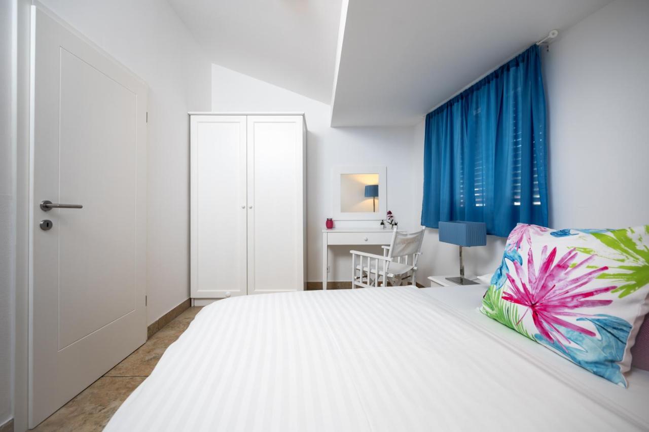 Apartment 9 mit 2 Schlafzimmern und Poolblick