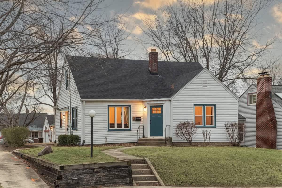 Relaxing Rockford Stay 3 br 1 bath in the heart of Northern Illinois Family Friendly - B&B Rockford