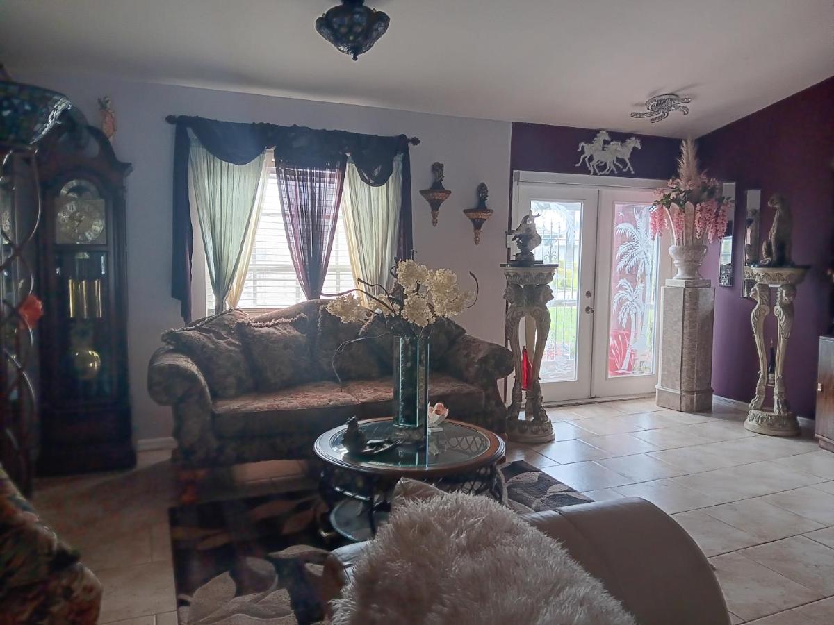 Graceland - Bed and Breakfast Cape Coral
