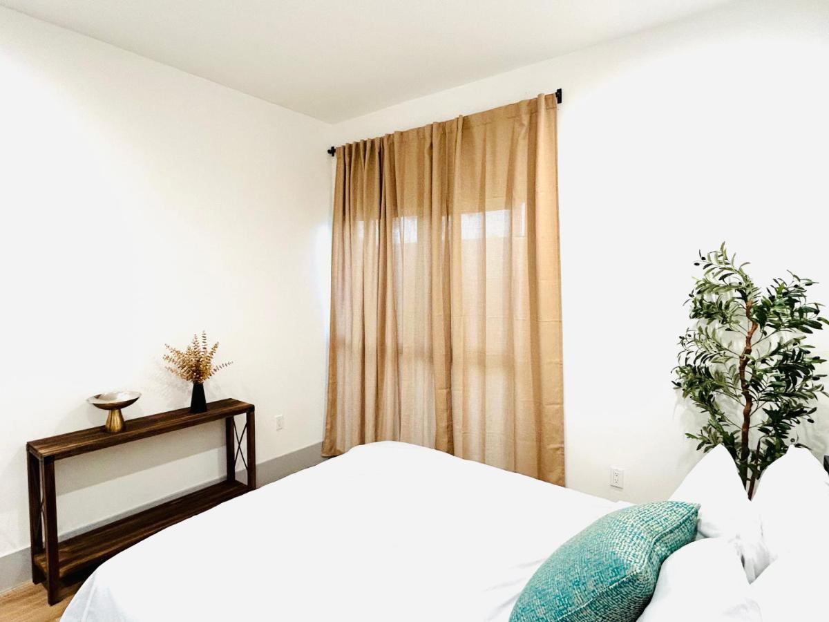 Newly Built Modern Central 2B On Sherman with Free Parking - Bed and Breakfast North Sherman Way