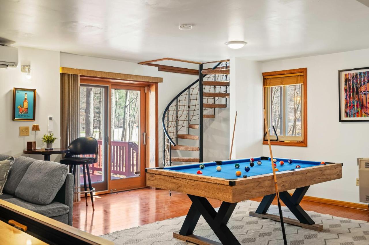 Pirate-Themed Lakefront Home w Kayaks Game Room Views Hidden Treasure Hunt - B&B