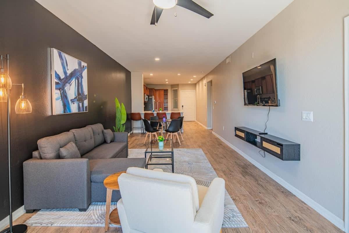 Spacious 2BD - ASU - Sloan Pk - WD Parking Sleeps 8 - B&B