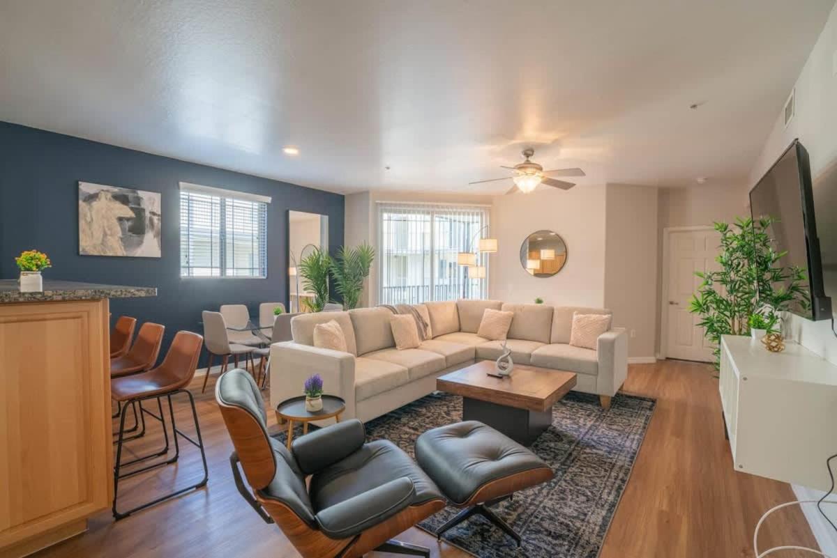 Luxurious 3BD - Gym, W-D, Parking - Sleeps 8 - Bed and Breakfast