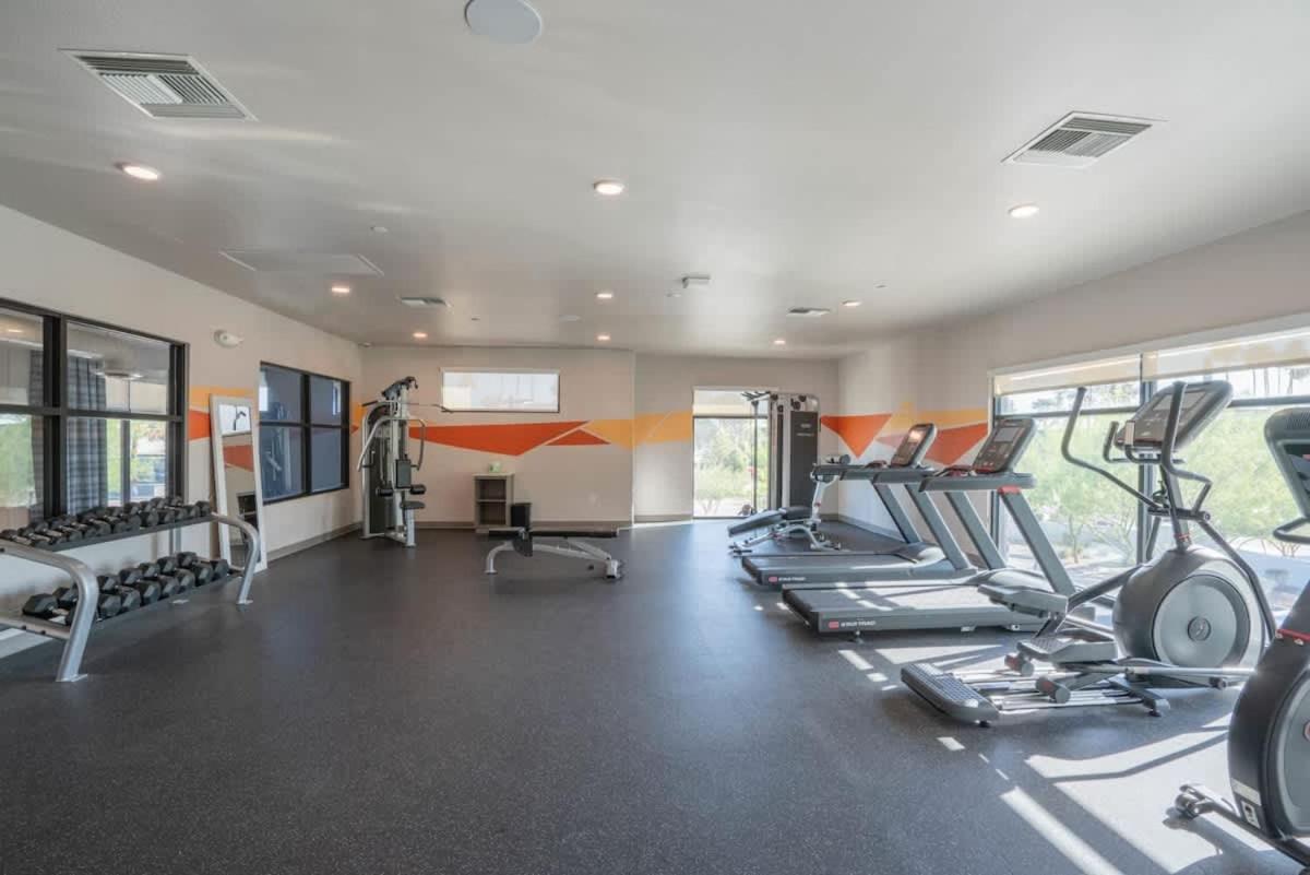 Posh 2BD - Gym, Pool, Parking, W-D - Sleeps 8 - B&B Tempe