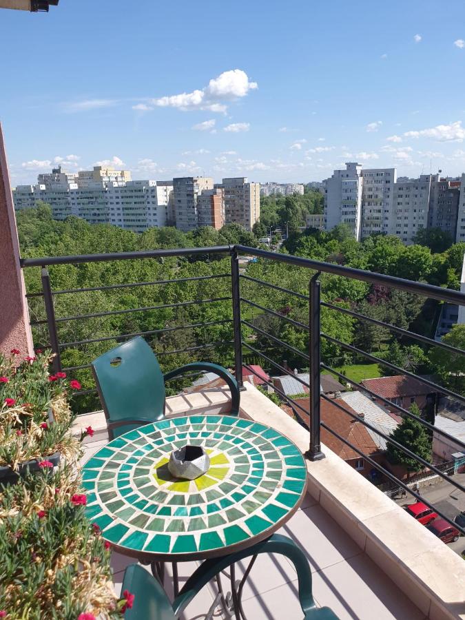 TOP UP Studio - B&B Bucarest
