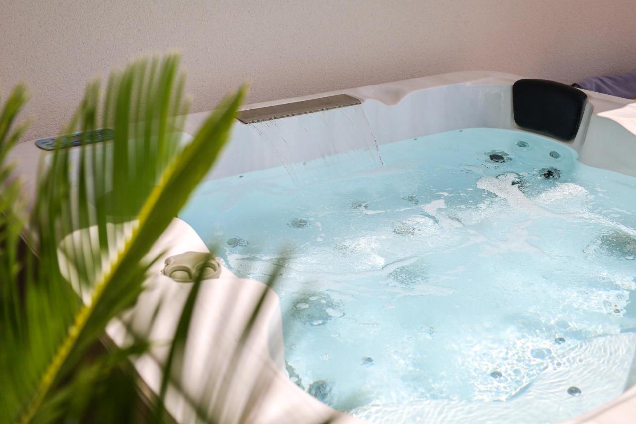 Villa Lumière - Confort, spa, piscine, recharge véhicule & babyfoot - Chambres d'hôtes Beynost