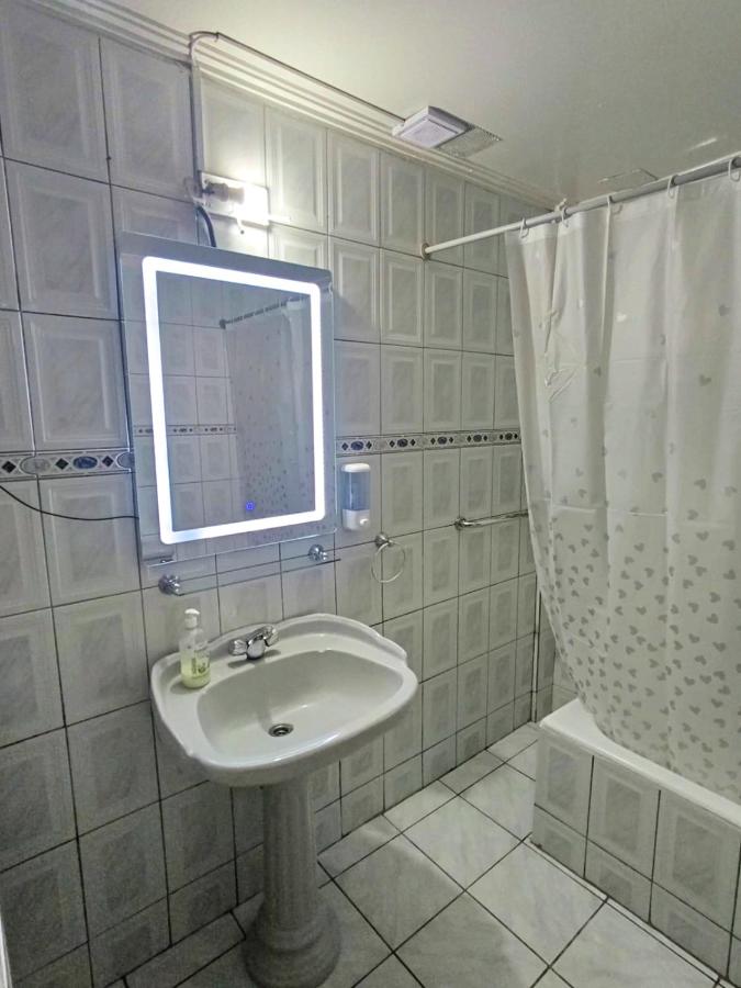 Tweepersoonskamer met 2 Aparte Bedden en Gedeelde Badkamer