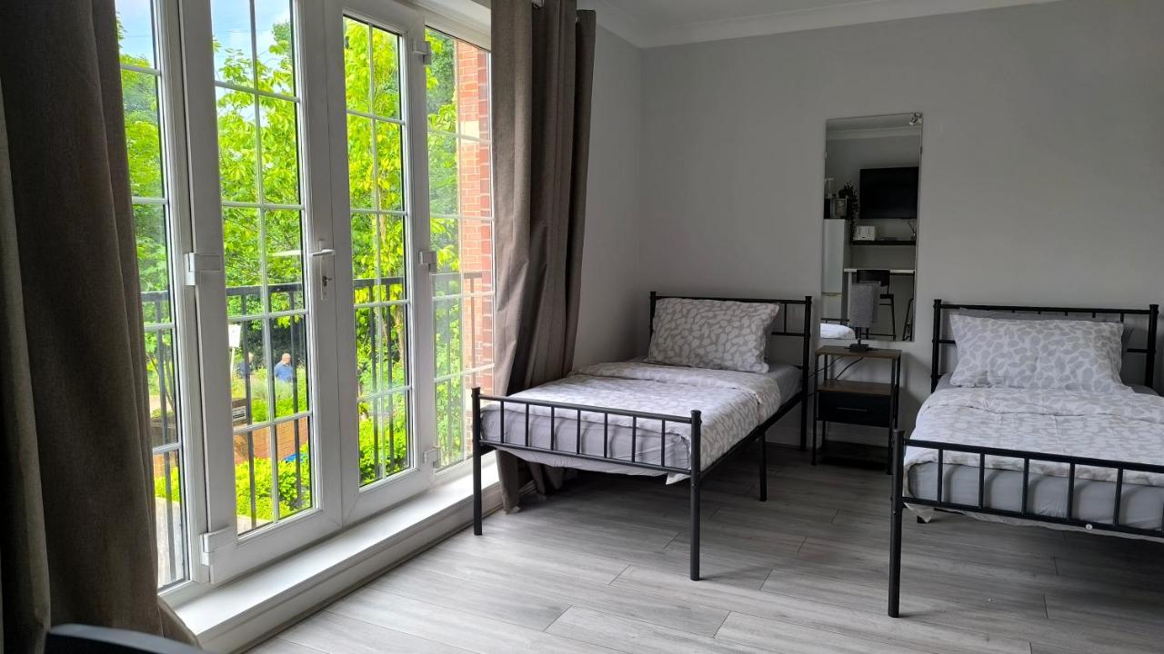 Riverview, studio style room near station R3 - B&B