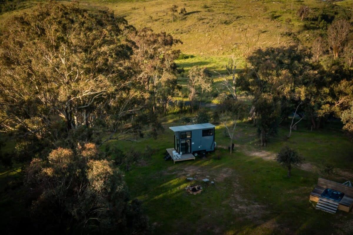 Tiny House Farmstay at Dreams Alpaca Farm - A Windeyer Outback Experience - B&B Windeyer