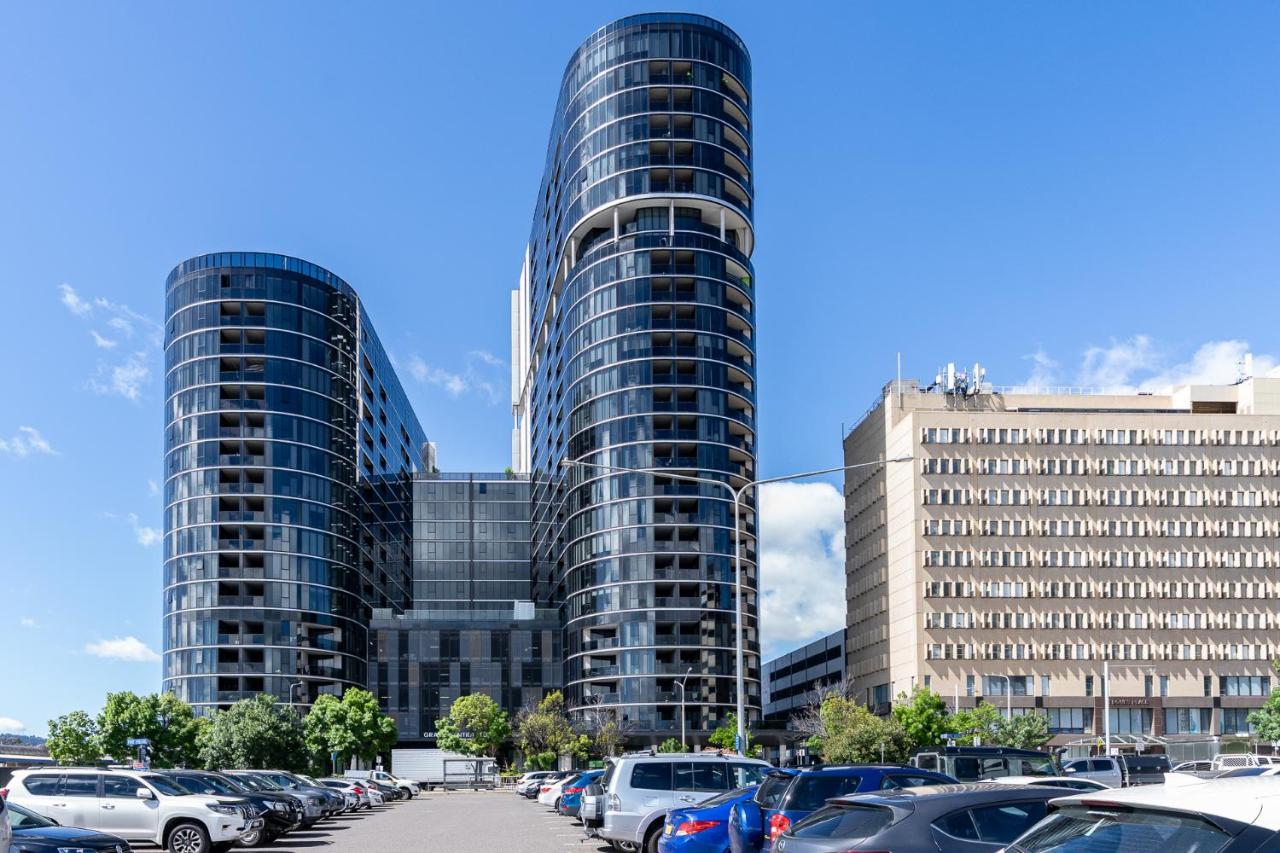 Luxury Living and Pool Views in the Heart of Woden - Hosted by Canstay - B&B