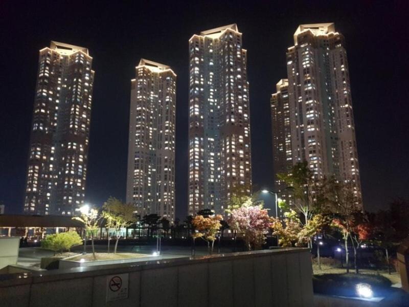 Sky lounge with Han River view, Ilsan Lake Park, KINTEX, Goyang Sports Complex, Gimpo Airport- Landmark Stay in Ilsan exclusively for foreigners - B&B