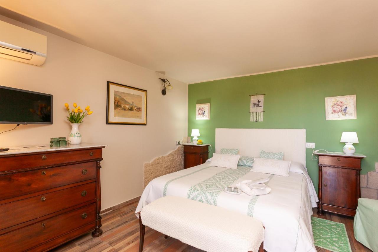 Habitación con cama extragrande y vistas al mar
