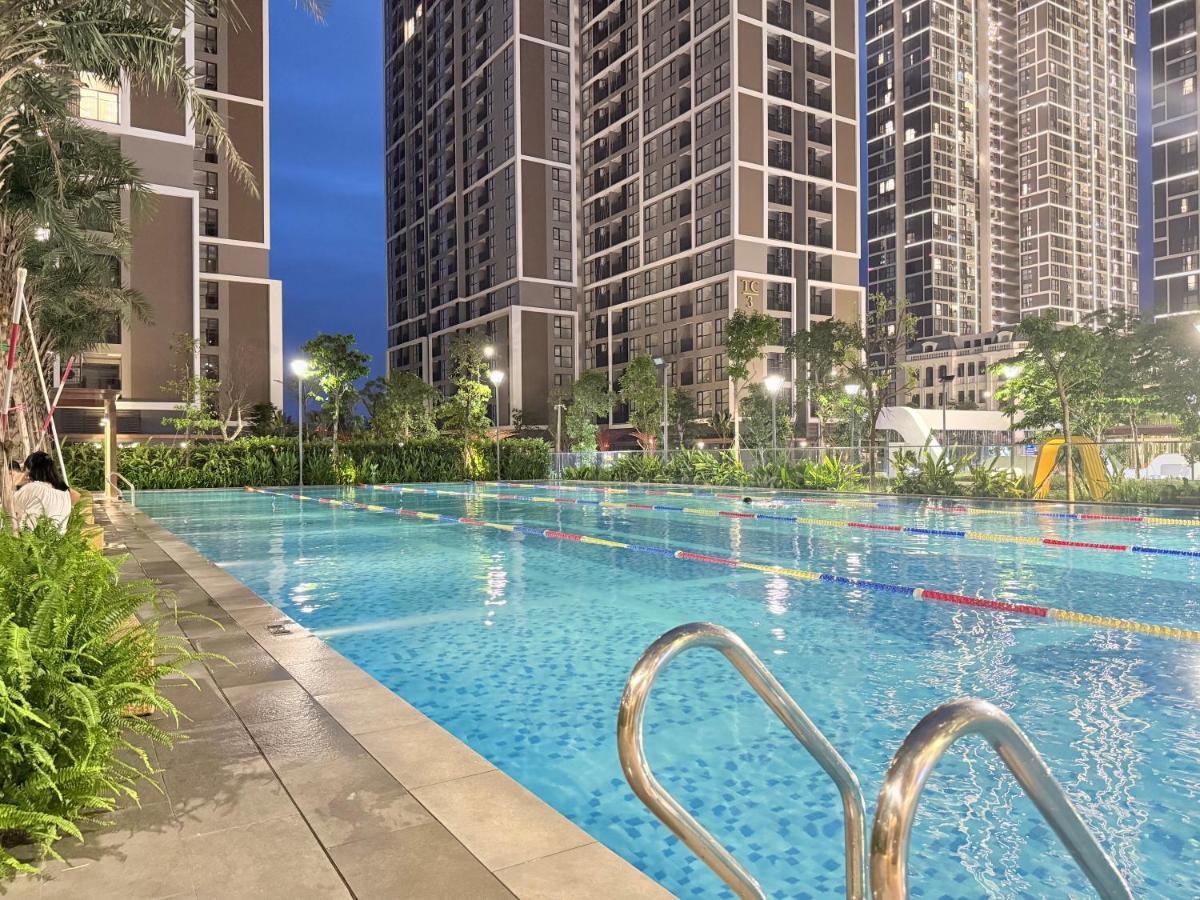 SKYLINE SERENITY APARTMENT - Free Rooftop Pool & Private Fitness, Masteri B Vinhomes Smart Ha Noi - Mochie Homestay - B&B