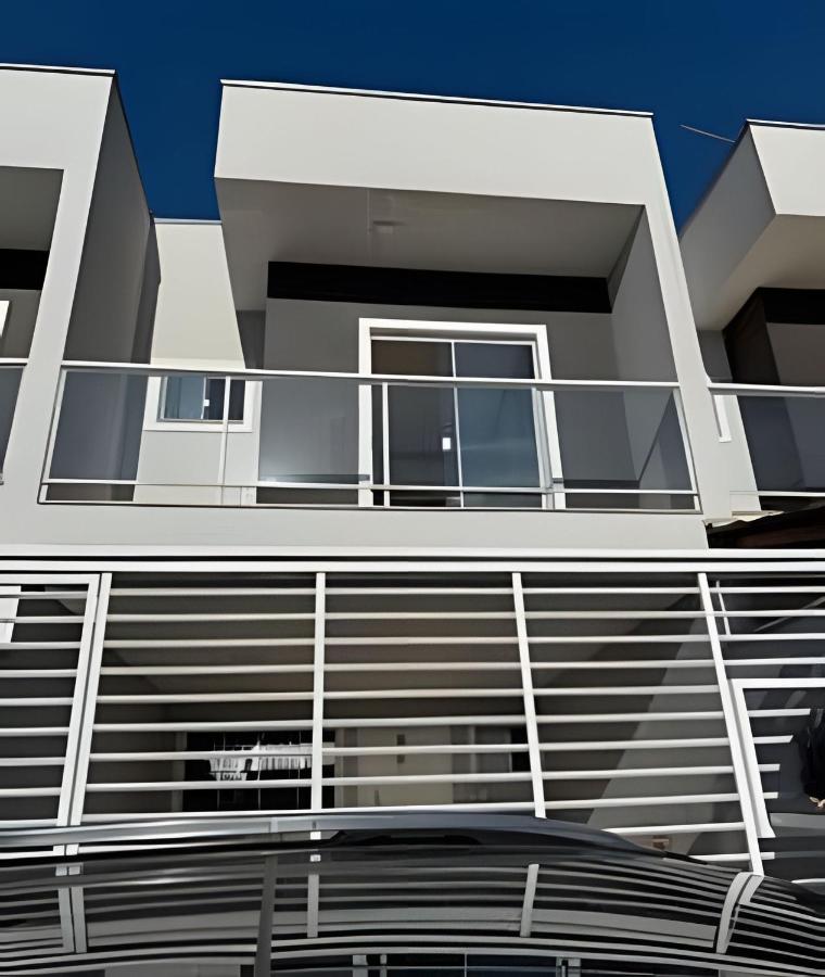 Casa linda com piscina e Bem Próximo ao Parque - Chambres d’hôtes Santa Lídia