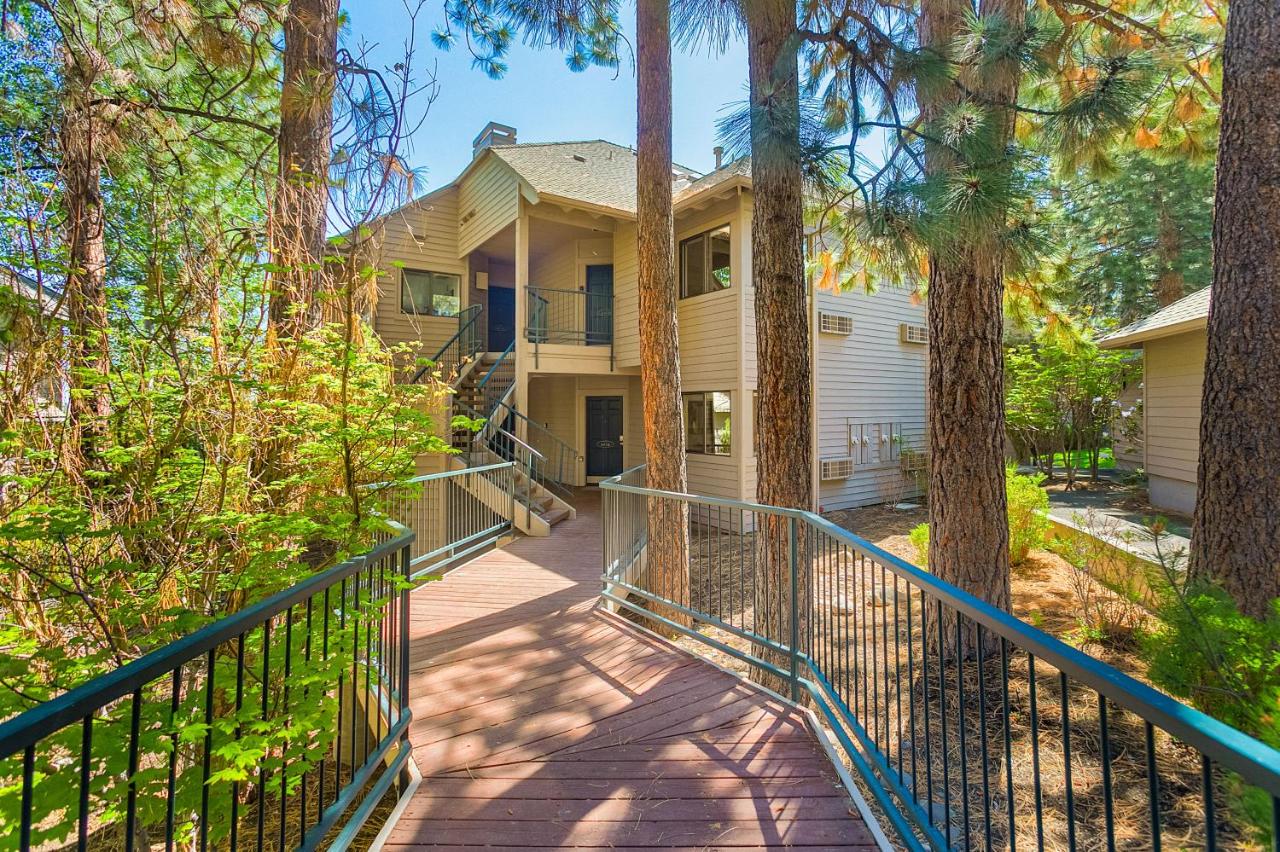 Alpine Studio at Mount Bachelor Village Resort with Pool and Hot Tub - Bed and Breakfast Bend