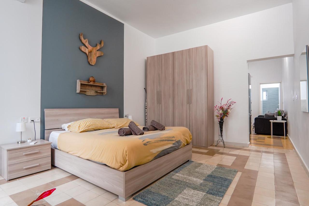 Large Studio Apartment 2 - By Solea Holiday Homes - B&B Il-Gżira