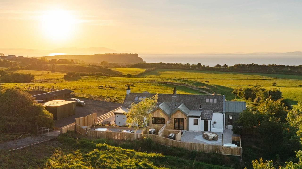 Firth View 1 - Luxury Cottage with Sea View & Hot Tub, Ayr - B&B
