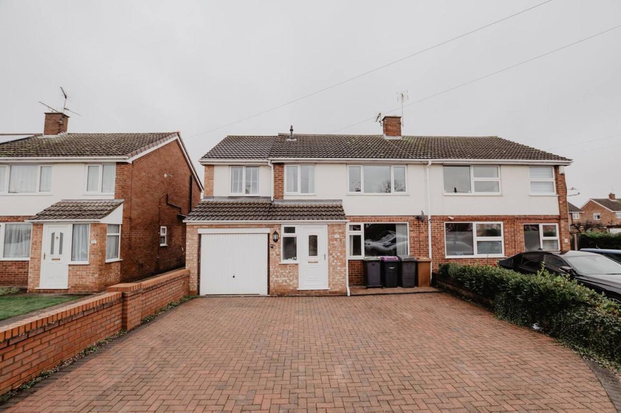 Spacious 4-Bed House with Parking Near City Centre - B&B Lincoln