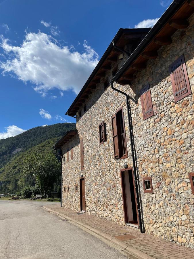 House surrounded by mountain and nature - B&B