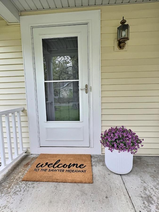 The Sawyer Hideaway - 3BR 2B with Hot Tub & Fire Pit - 5 mins to beach - B&B Sawyer