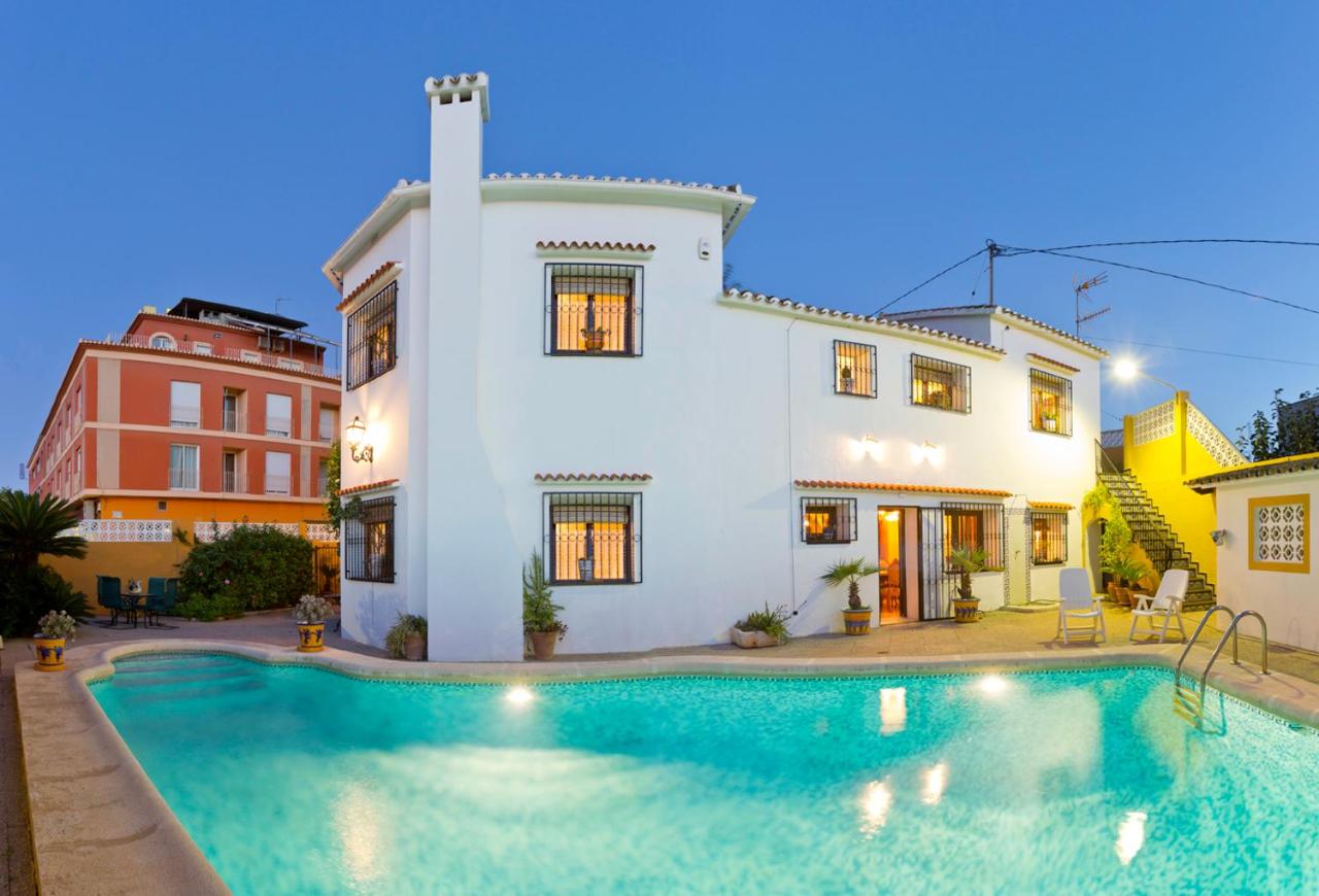 Precioso chalet con gran algarrobo y piscina privada - B&B La Jara