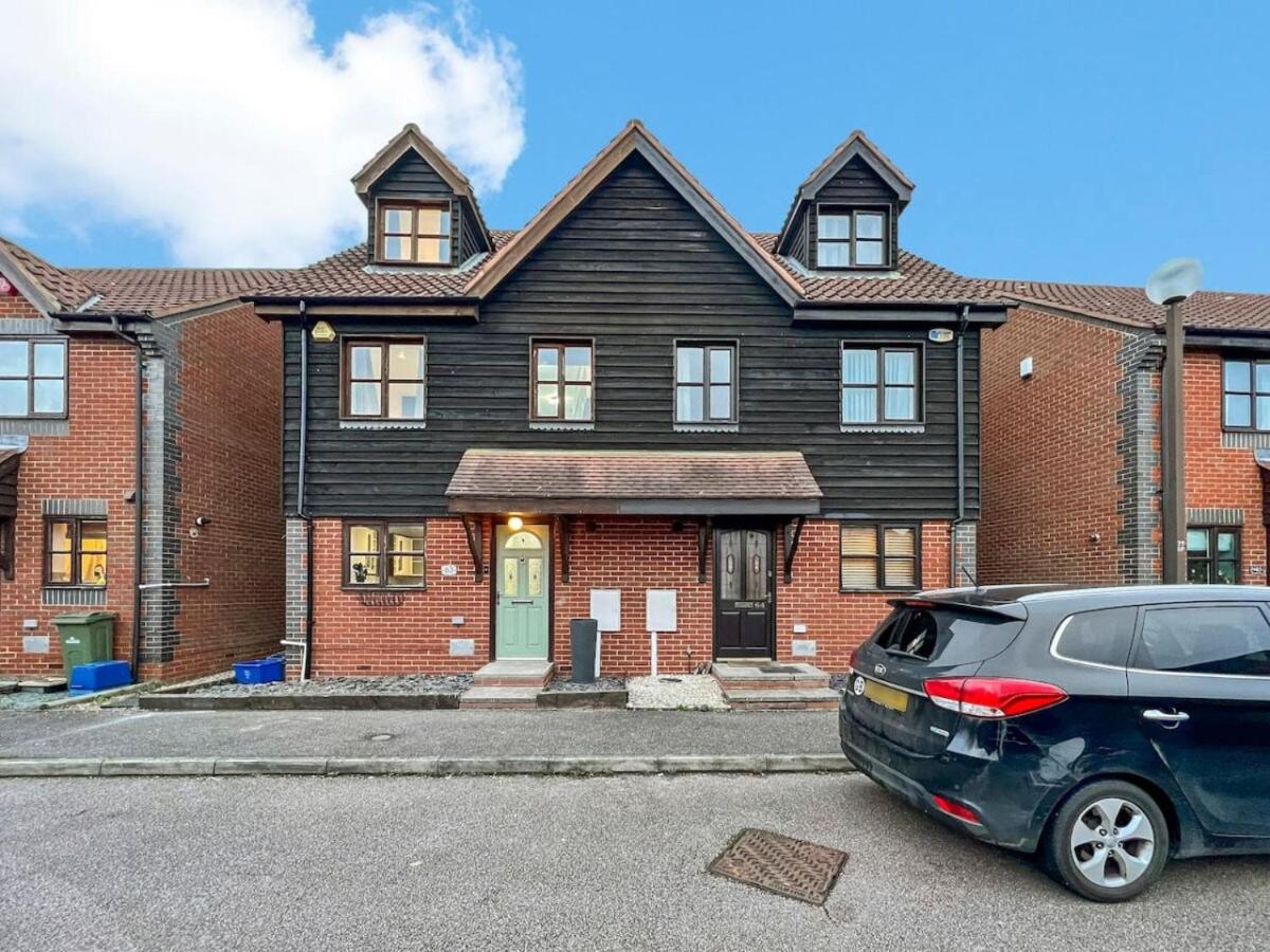 Luxury House with Pool Table, Sky TV, Netflix, Fast Wifi, Garden & Free Parking by Yoko Property - B&B Milton Keynes