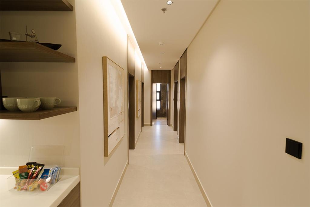 HostE - 3 BR APT Full Kitchen 75In TV with Self-Entry - Bed and Breakfast Khobar