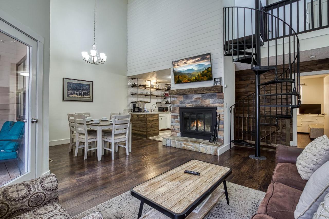 Walkable Dtwn Gatlinburg Townhome with Pool Access! - Chambres d’hôtes Gatlinburg