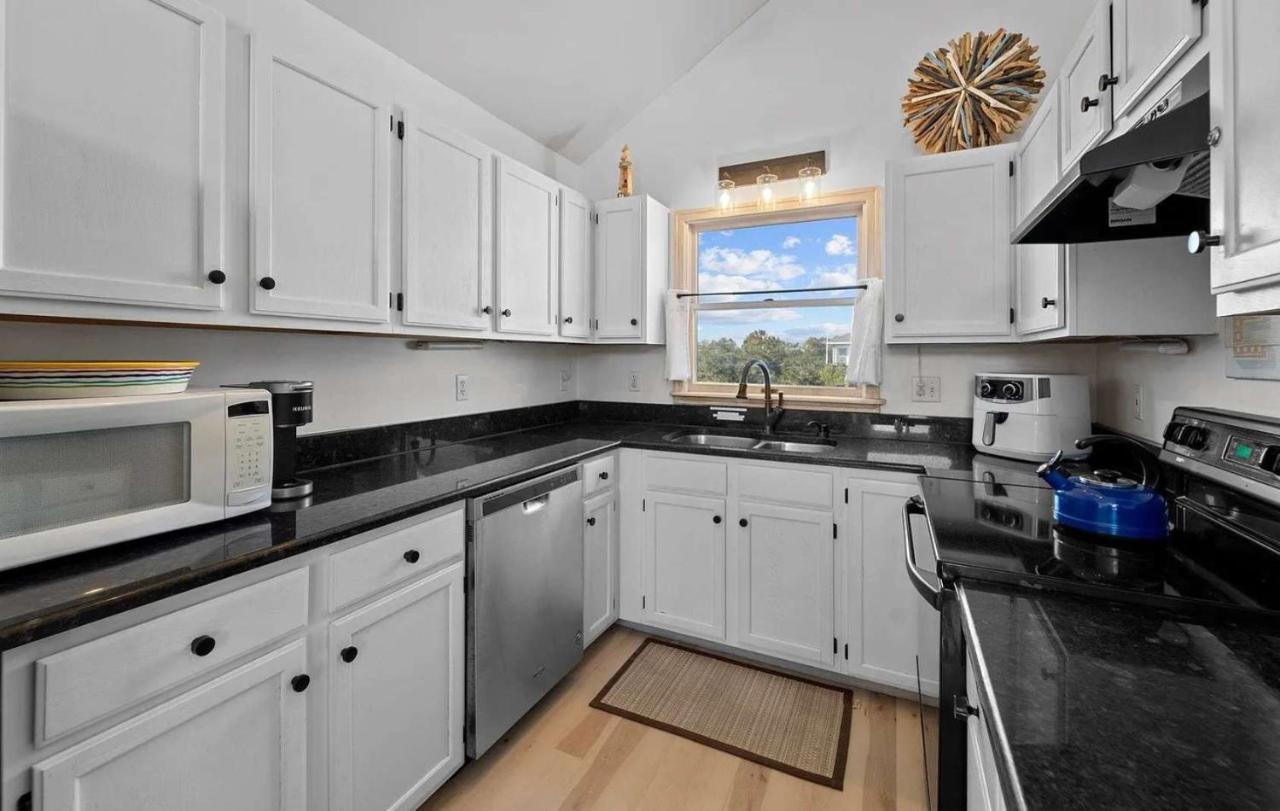 Oceanside with Pool Hot Tub and Updated Interior - B&B Corolla