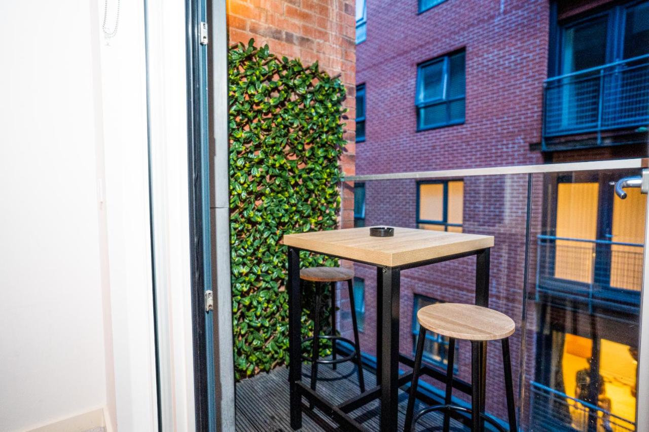 Manchester City Centre Apt with Balcony & Free Parking - Including FREE 1-Hour Early Check-In or Late Check-out for bookings until JULY, JustEat Voucher For 2-Night Stays Minimum! - B&B