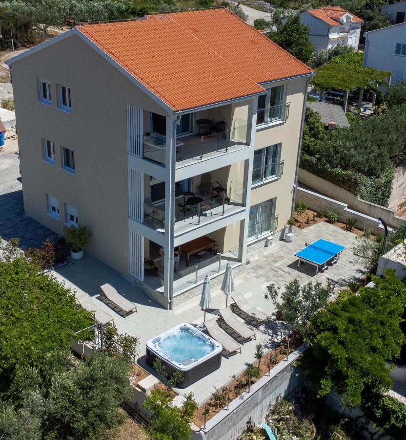 Villa Danijela with private Jacuzzi and parking - B&B Vinišće