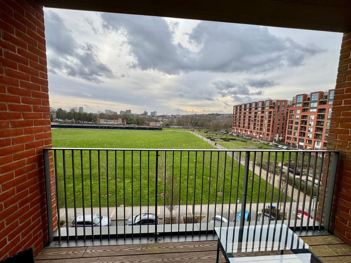 Gorgeous 2 Bedrooms 2 Bathroom, Balcony, Parking - B&B