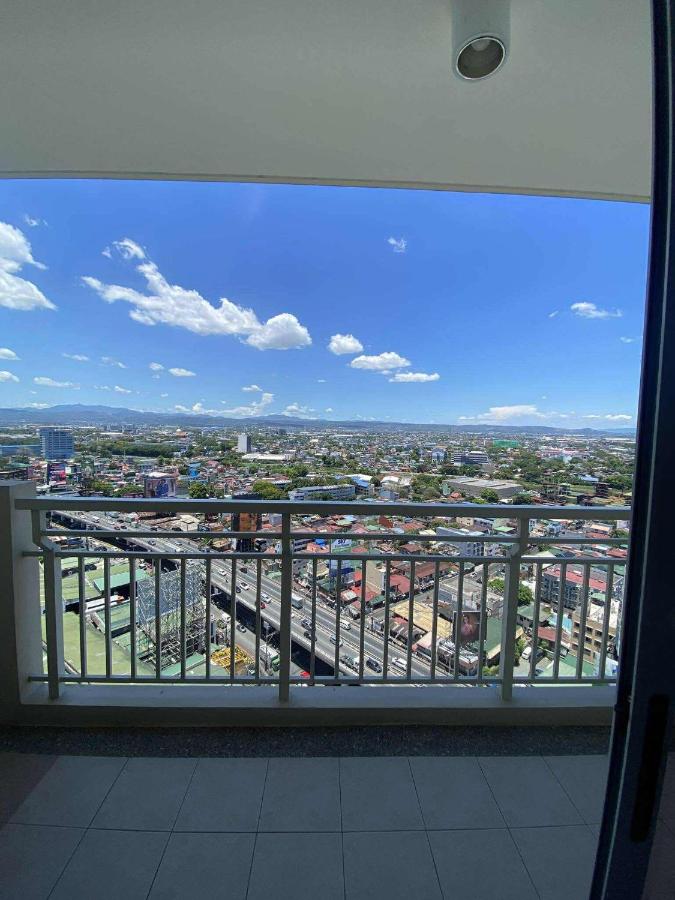Family-Ready Skyline Retreat near BGC with Free Parking - B&B Manila