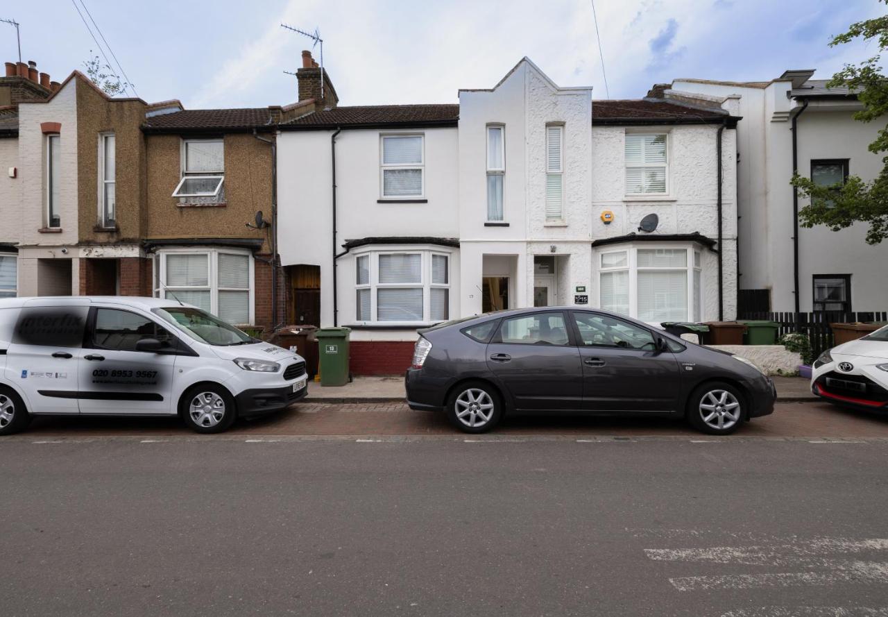 A spacious and modern 4Bedroom house - B&B Borehamwood