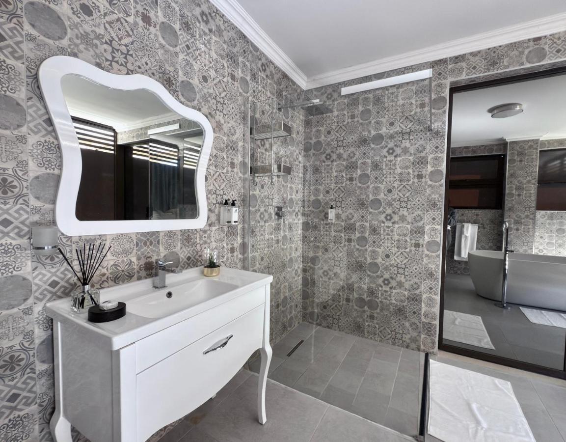 King Suite with Pool View