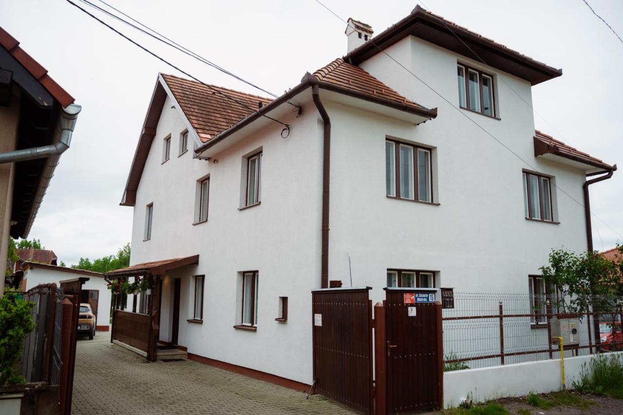 Akác Apartmanház - B&B