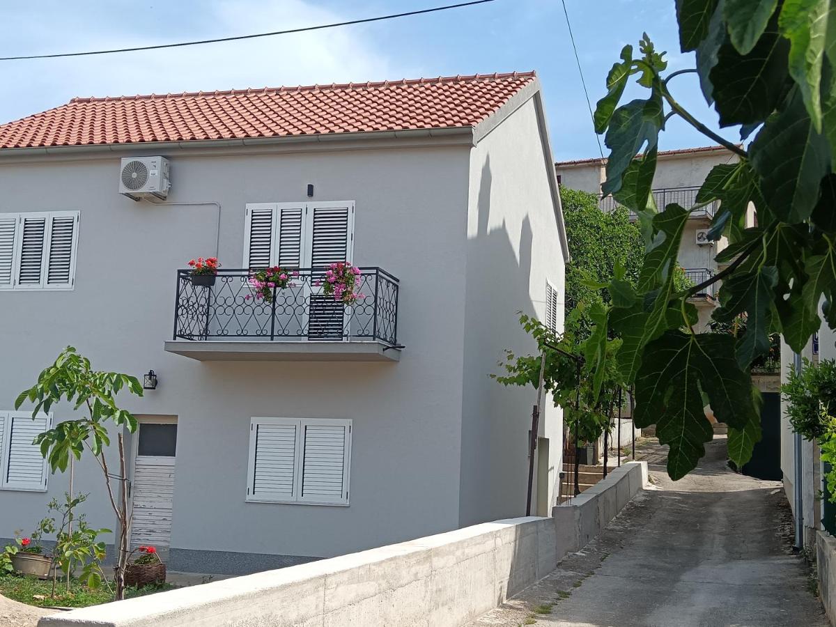 Dalmatian home with private parking - B&B Sebenico