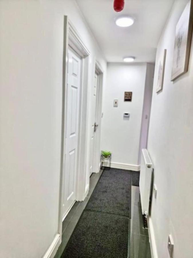 Large 7 Bedrooms split-level Flat Sleeps up to 14 - B&B