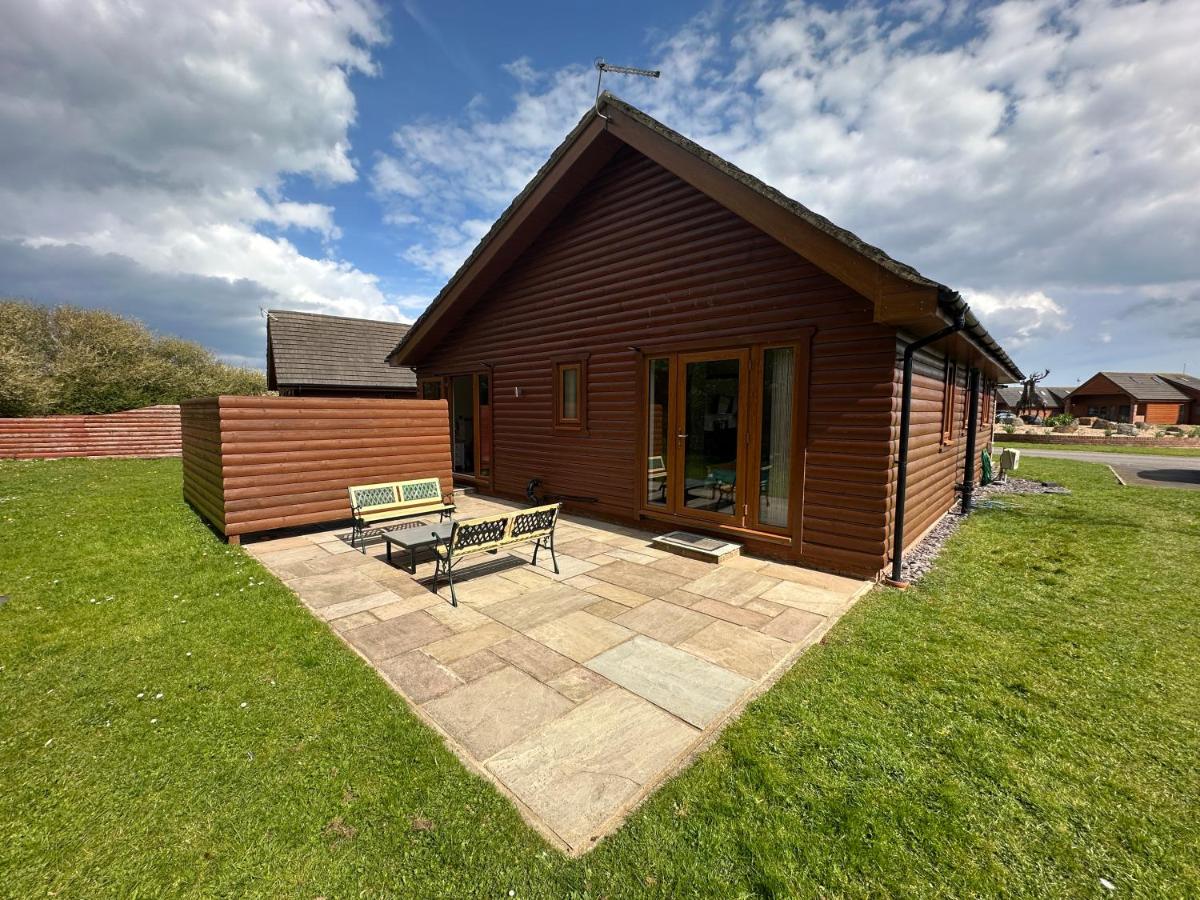 Lily Lodge-Tranquil-Hot Tub-Fishing-7m to beach - B&B Garton