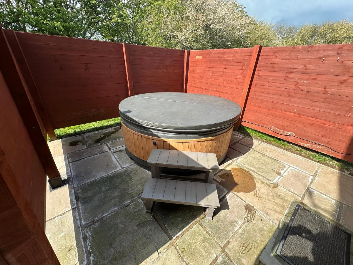 Lily Lodge-Tranquil-Hot Tub-Fishing-7m to beach - Chambres d'hôtes Garton