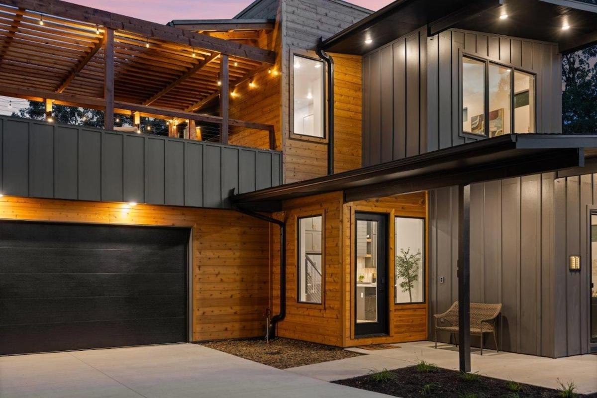 Lookout Chalet NEW Build huge Party Deck Hot Tub and Trail Access - Chambres d'hôtes Bella Vista