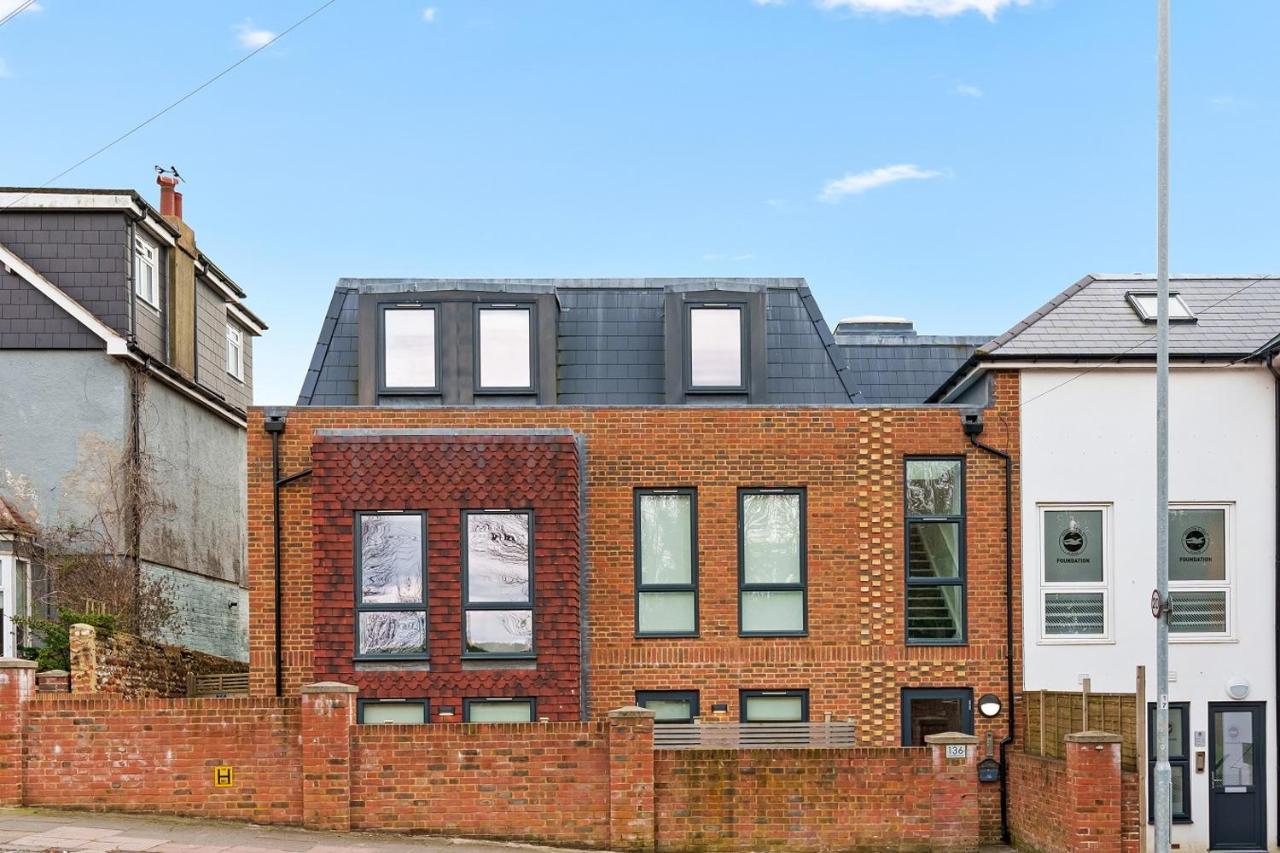 2 bed Flat near Beach, Hospital & Brighton College, ideal for long stay guests - Chambres d’hôtes
