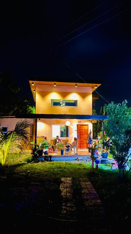 Mt Kanlaon View in a Modern Loft Farmhouse - B&B