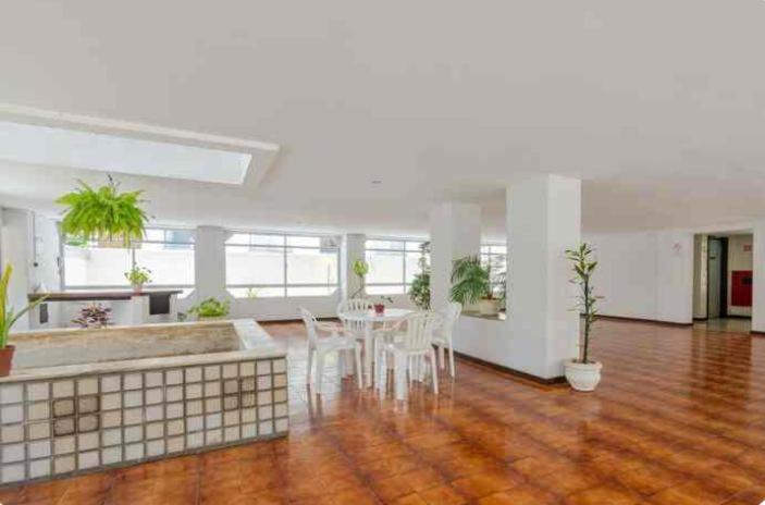 QUARTO SALA EXCELENTE LOCALIZAÇÃO Rua arborizada paralela as praias de Ondina e Barra com Wifi e garagem própria - B&B