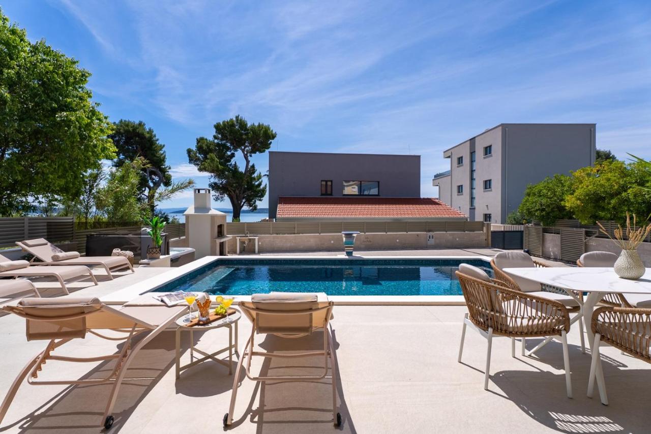 NEW! Villa San Pietro – A Luxurious Seaside Retreat in Kaštel Štafilić - Ferienwohnung Kutleše