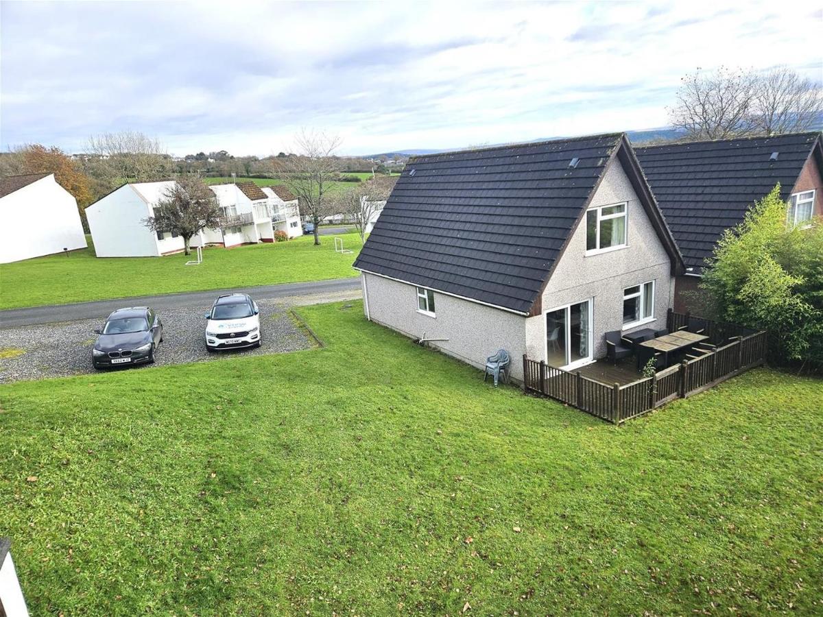 Cosy detached lodge, dog & child friendly with shared pools - B&B