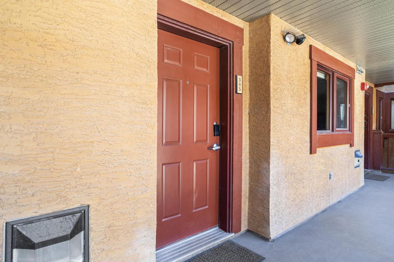 Creekside Downtown 2 Bedroom Condo managed by Little Sister Getaways - B&B Canmore